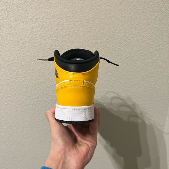 Yellow and white youth jordan 1 - Picture 2 of 7
